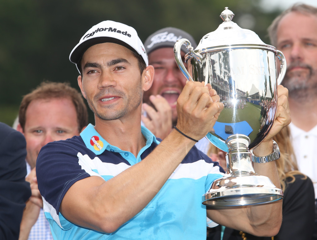 Camilo Villegas shares the lead on 5 under par (Photo by Todd Warshaw/Getty Images)